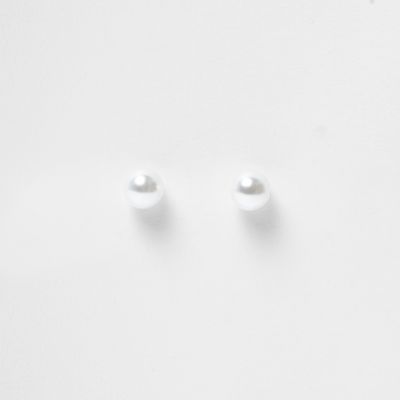 White medium pearl stud earrings